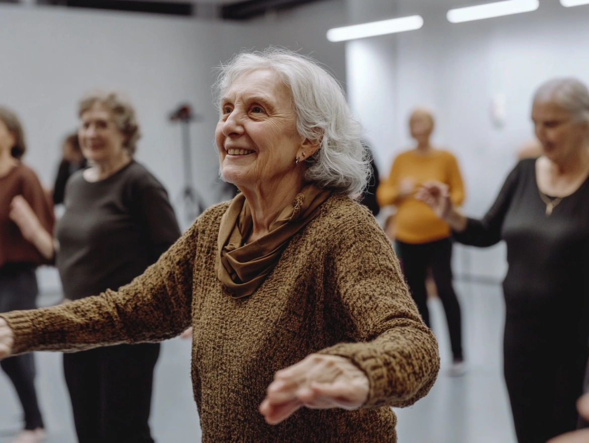 Група активних літніх людей на занятті з танцювальної терапії